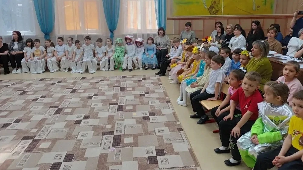На базе дошкольного отделения школы № 2 г.Хвалынска прошел районный конкурс музыкально - театрализованных композиций "Космическая сказка", посвящённый 65-летию полета первого человека в космос - Юрия Гагарина..